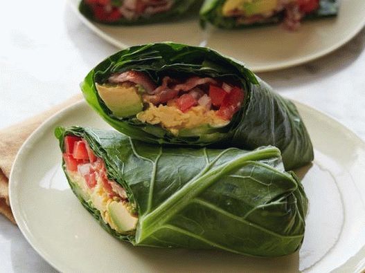 Paleo-burrito em folhas de couve
