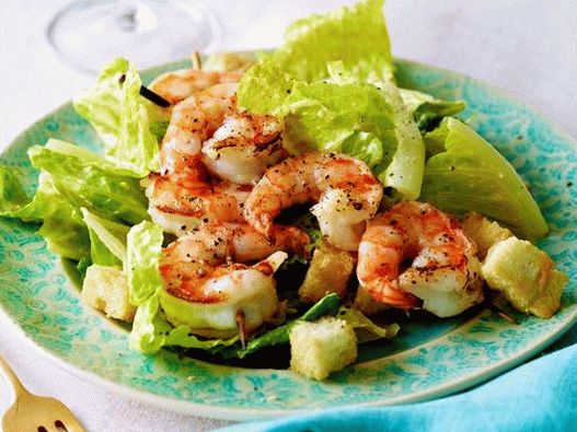 Salada Caesar com camarão grelhado