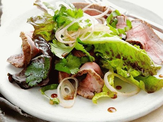 Salada tailandesa com carne grelhada