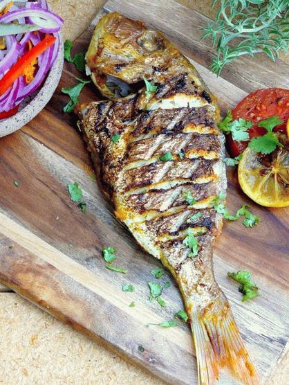 Foto do Caribe fumava peixe inteiro