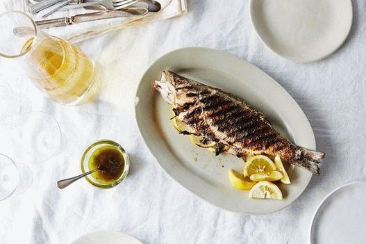 Foto de um peixe inteiro grelhado no estilo grego