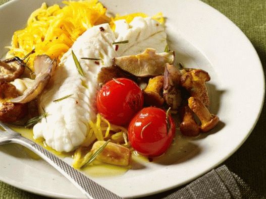 Foto peixe cozido no vapor e um prato de espaguete de legumes com óleo de alho