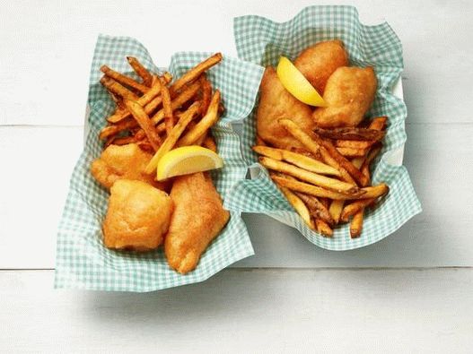 Foto peixe em massa de cerveja com batatas fritas
