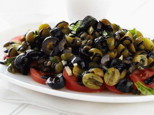 Foto salada romana de verão de azeitonas e tomates