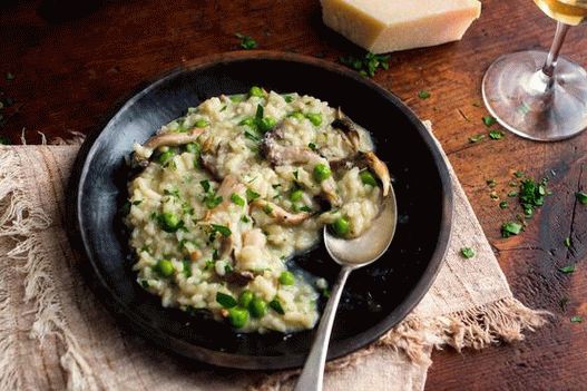 Foto arroz com cogumelos e ervilhas