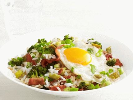 Foto arroz com brócolis, bacon e ovos fritos