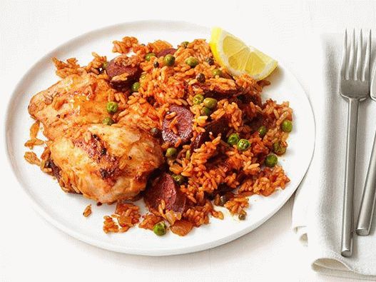 Foto arroz com frango e chouriço cozido em uma panela