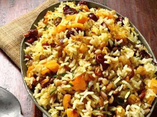 Foto Recheio de arroz com frutas secas e curry para tortas