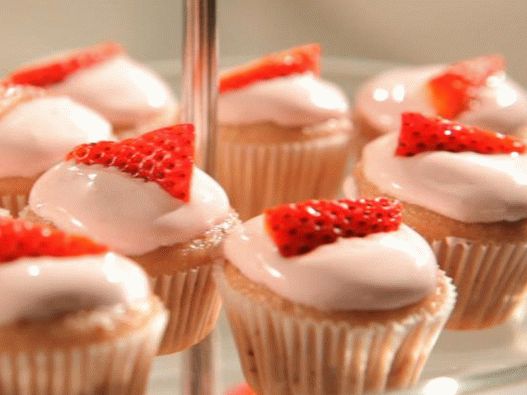 Foto de cupcakes rosa com morangos