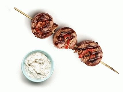 Foto de carne bovina e pimentão em espetos