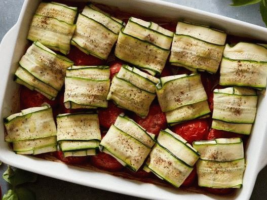 Foto no forno rolos de berinjela e tomate