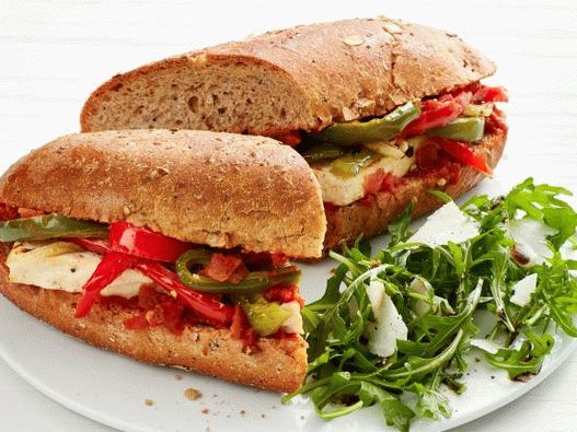 Foto sub sanduíche com tofu, cebola e pimenta