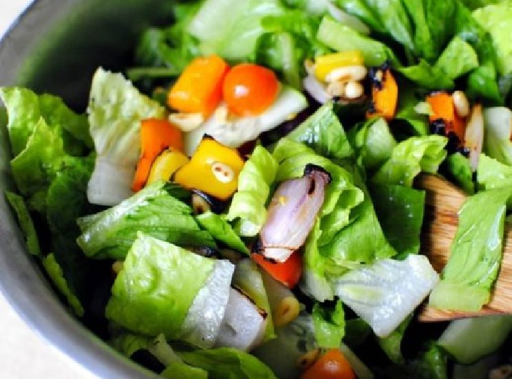 Salada de jardim com amendoim