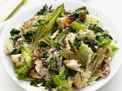 Foto Frango grelhado, focaccia e alface com molho Caesar