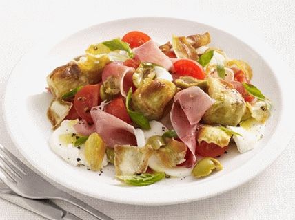 Foto Caprese salada com presunto e alcachofra frita
