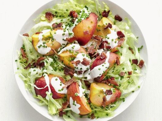 Foto salada de iceberg com pêssegos