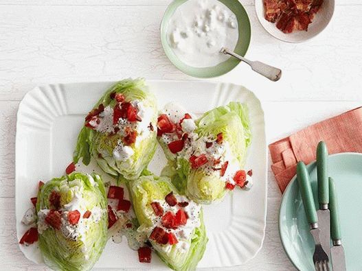 Foto Iceberg salada com molho de queijo azul