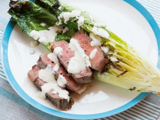 Foto salada Caesar com bife grelhado