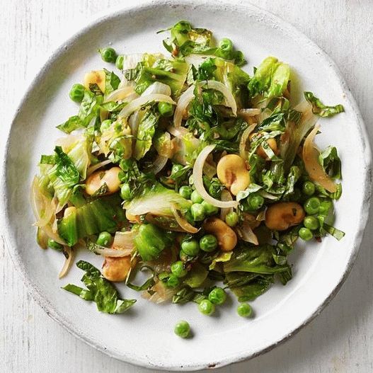 Foto salada de escariol com fava