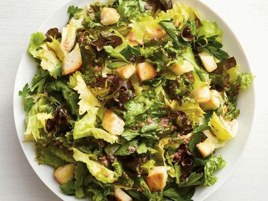 Foto salada de escariol com molho de alho e anchova