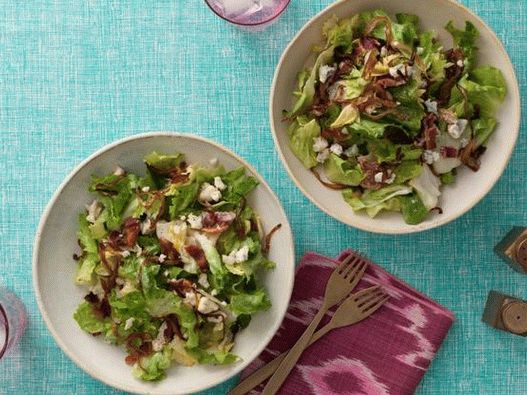 Foto salada de escariol com bacon frito, cebola caramelizada e molho de queijo azul