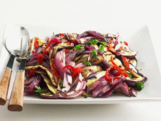 Foto salada de berinjela grelhada com pimenta cereja