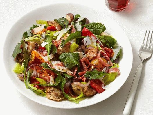 Foto salada de berinjela com couve e croutons de couve