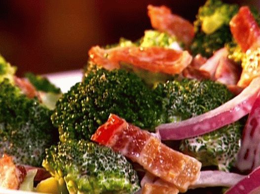 Salada de brócolis com bacon e queijo