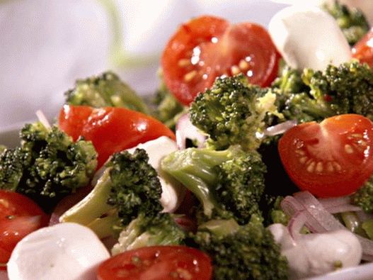 Salada de brócolis com mussarela