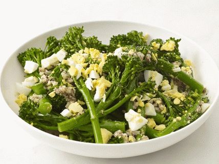Foto salada de brócolis com ovos
