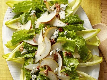 Foto salada de chicória com pêra e queijo gorgonzola