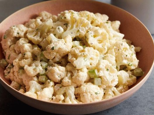 Foto salada de couve-flor com molho de creme