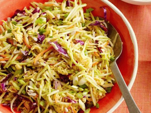 Foto de brócolis e salada de macarrão