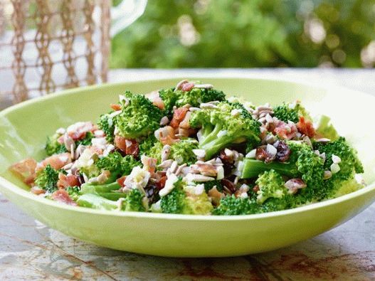 Salada de brócolis com passas