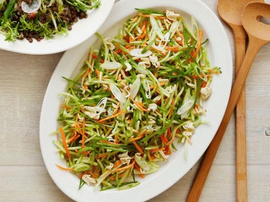 Foto de salada de brócolis de macarrão de estilo asiático