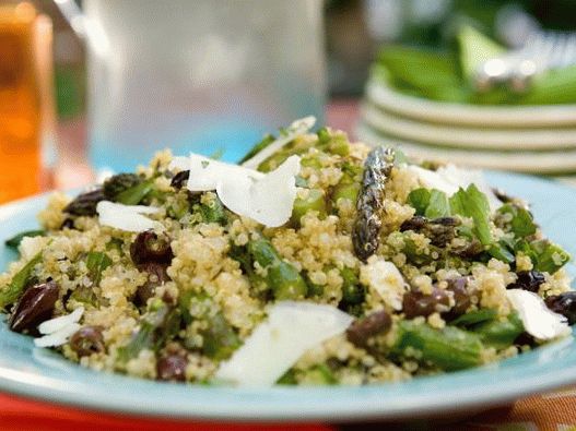 Foto salada de quinoa com aspargos, queijo de cabra e azeitonas