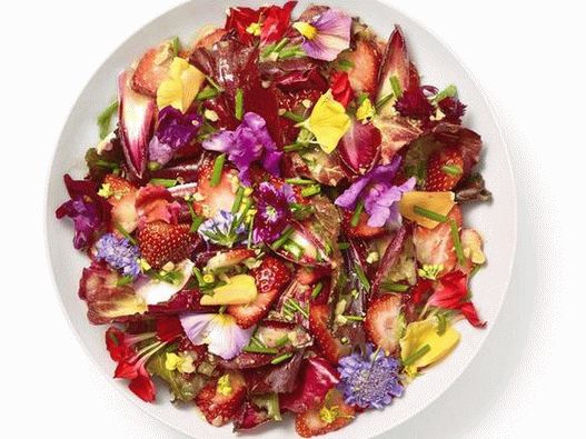 Foto salada de morango com flores de endívia e comestíveis