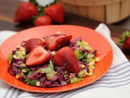 Foto Salada de couve roxa grelhada com molho de abacate
