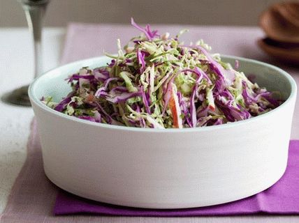Foto salada de repolho roxo e couve de Bruxelas