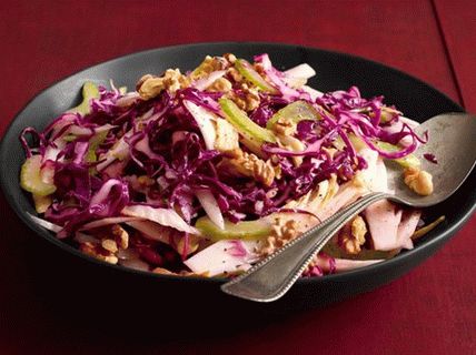 Foto salada de repolho roxo, escarola e aipo com nozes