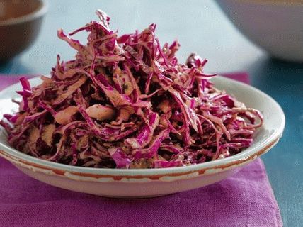 Foto salada de repolho roxo com mel e molho cítrico