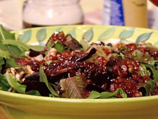 Foto Salada de verduras, pêras, nozes com molho de cranberry e champanhe