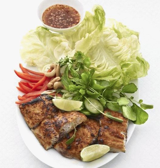 Foto salada de mahi-mahi tailandês-vermelho