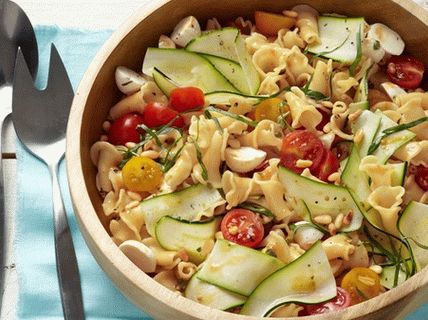 Foto salada de macarrão com abobrinha e mussarela