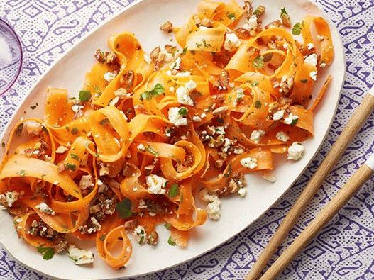 Foto salada de cenoura, tâmaras e queijo feta