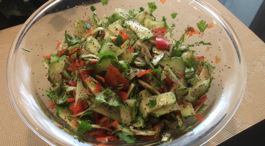 Salada de pepino com sementes de papoila