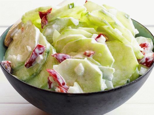 Foto salada de pepino com pimentos em conserva