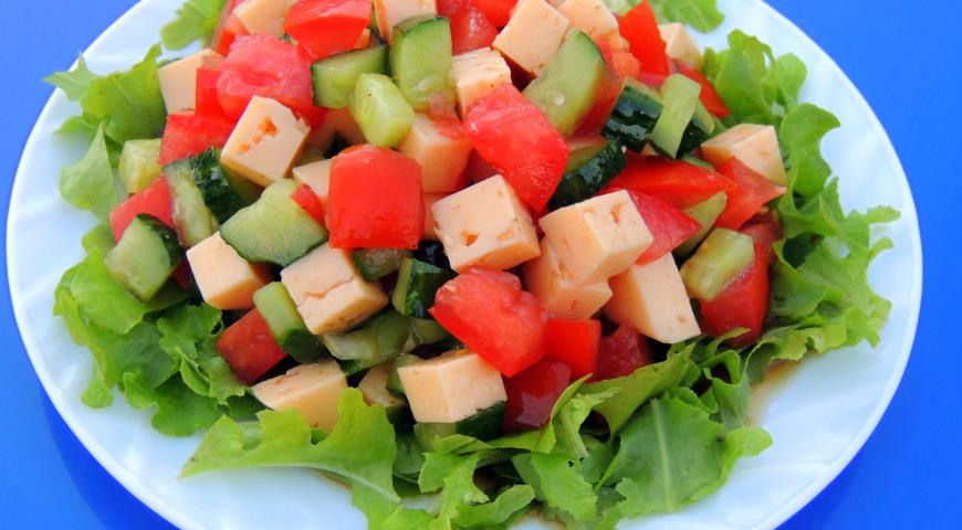 Salada de legumes com queijo