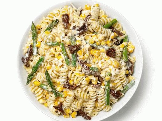 Foto salada de macarrão, aspargos, milho e tomate seco