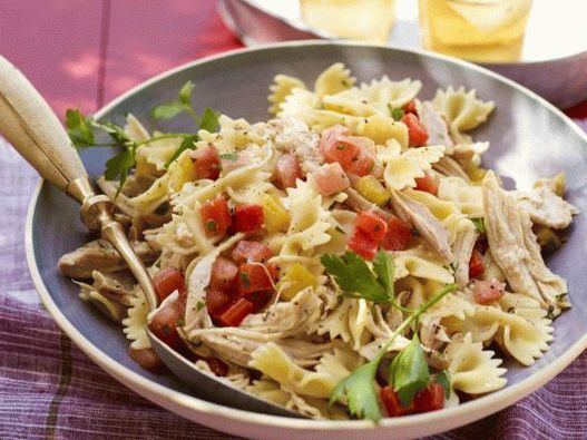 Photo Salada de macarrão Farfalle com frango e pimentos assados